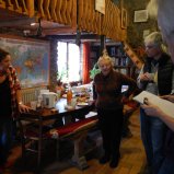 Eliane Genève présentant le lieu de l'atelier et l'histoire (…)