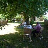 Pique nique dans la cour de la maison forte