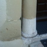 Pied de colonne en molasse : porche de l'église